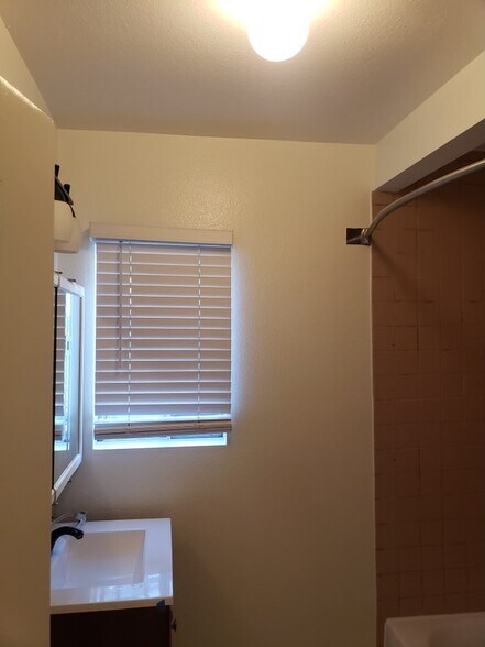 Building Photo - 1134 N Mariposa Ave