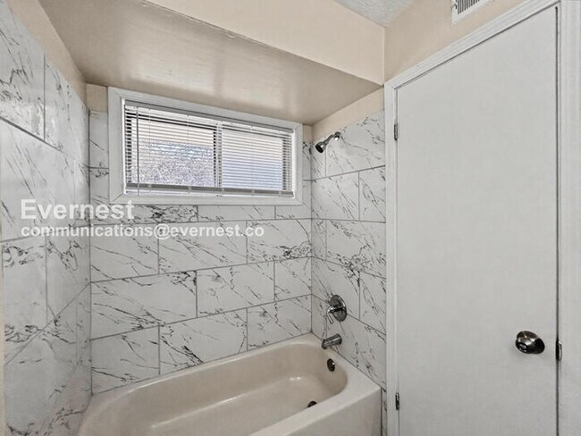 Building Photo - 3 Bed/2 Bath Home with Carport / Pet-Friendly / Available Now!