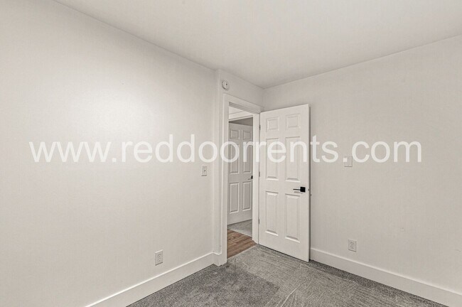 Building Photo - Stylish 3-Bed, 2-Bath Home Minutes from Do...