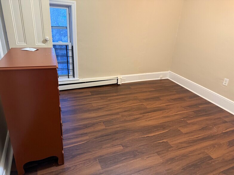 Building Photo - 56 Parker St