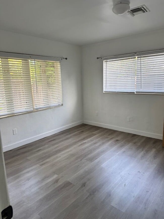 Building Photo - 2 BED/ 1 BATH WITH PRIVATE YARD
