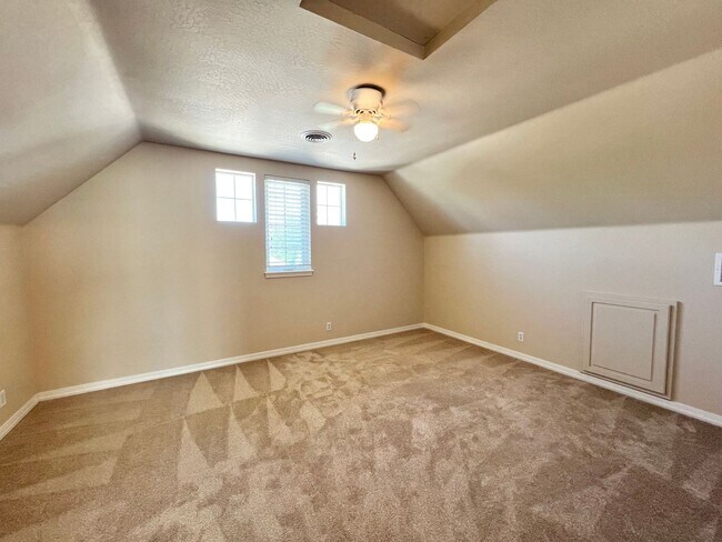 Building Photo - 5 Bed 3 Bath Bridge Tower Beauty