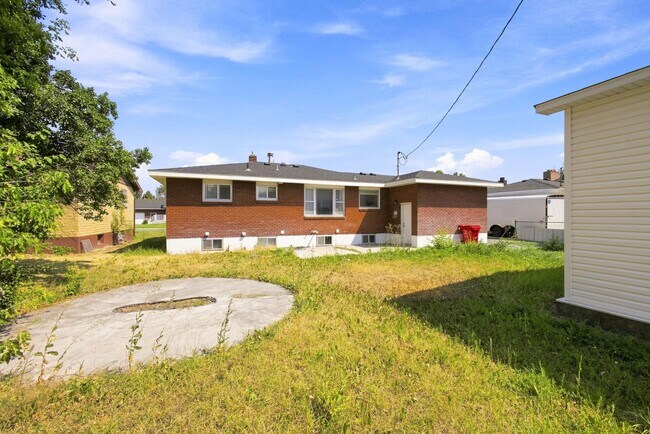 Building Photo - 204 Dove Ave