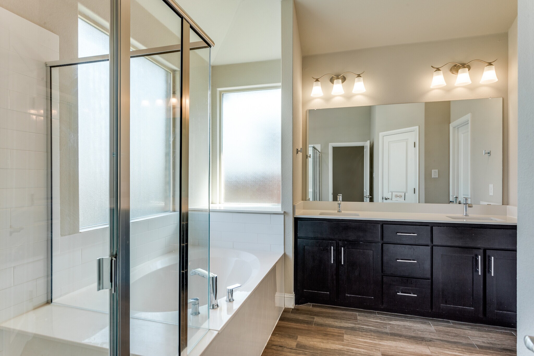 Separate tub & shower in primary suite - 11516 Lavonia Rd