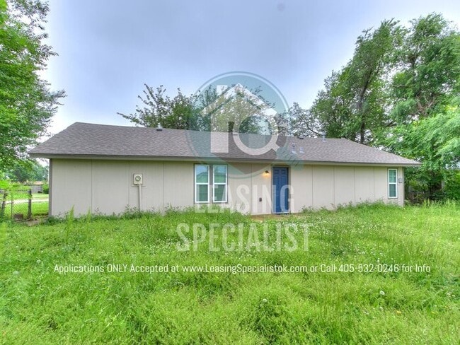 Building Photo - Adorable Norman 3 Bed 1.5 Bath House!