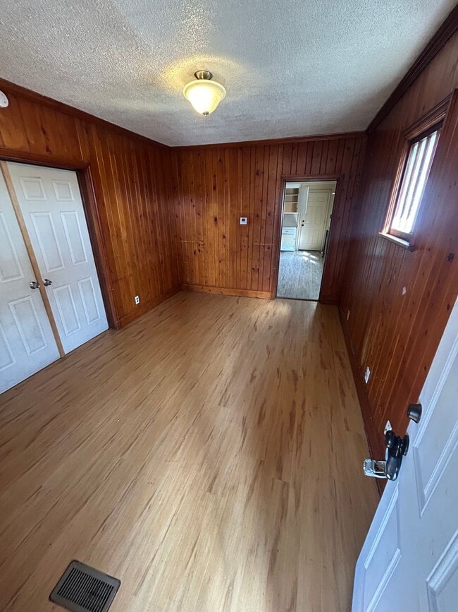 Building Photo - 1630 E Division St