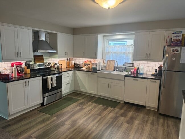 Building Photo - Updated 4 BR / 3 BA SFH w/ Hdwd Flrs, Sunny Porch, 2-car Garage in Robbinsdale!