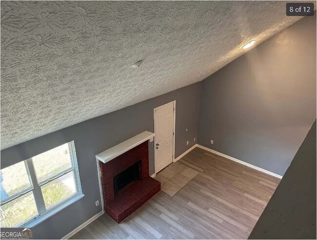 Building Photo - Room in Apartment on River Park Dr