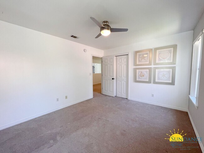 Building Photo - Custom Furnished 4 bed 3.5 bath in Emerald Bay!
