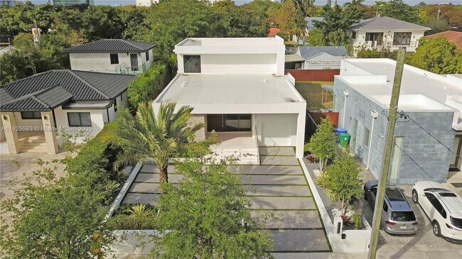Building Photo - 330 SW 19th Rd