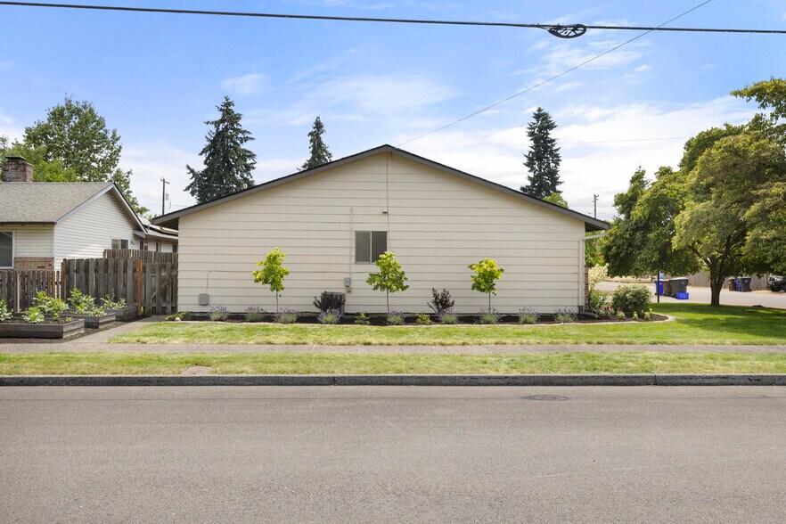 Building Photo - 565 Barton Ave