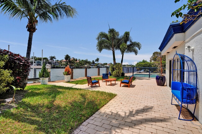 Building Photo - 1717 N Riverside Dr