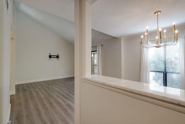 Building Photo - Renovated Condo in Green Hills Four Seasons!