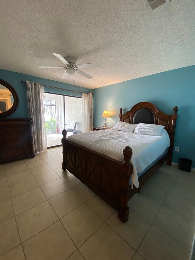 Building Photo - Beautiful Lakefront Condo!