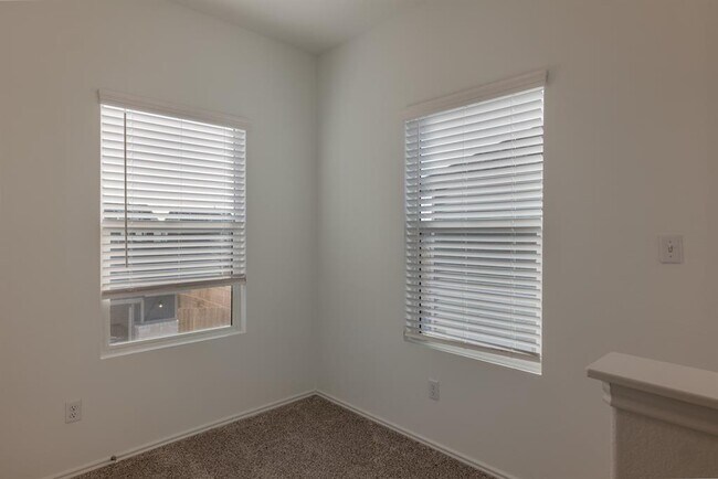 Building Photo - 1336 Linwood St