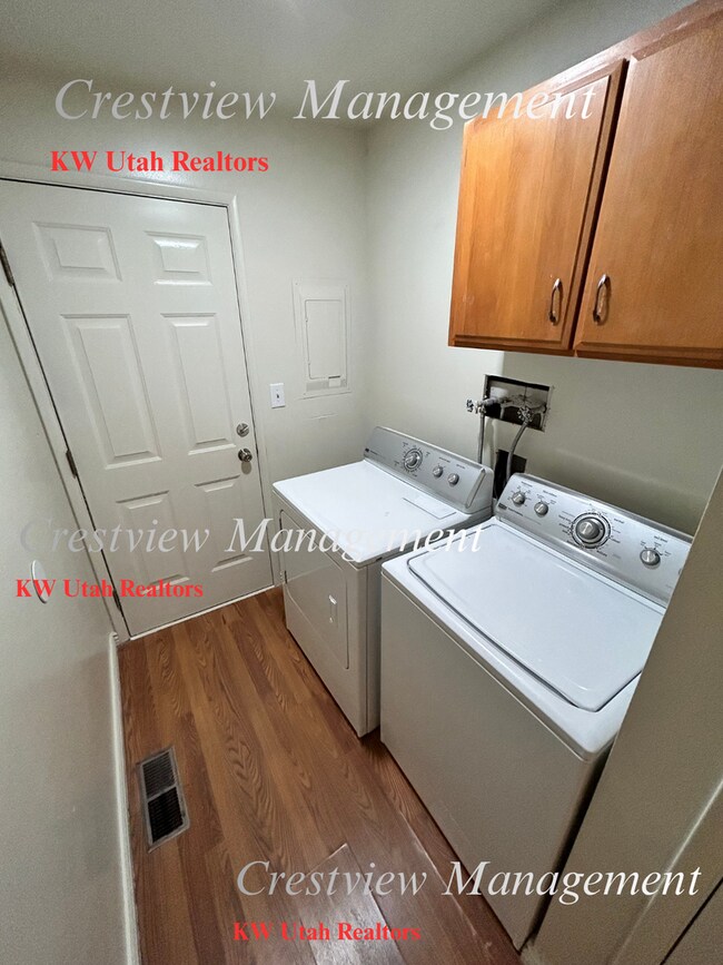 Building Photo - Sunset Duplex