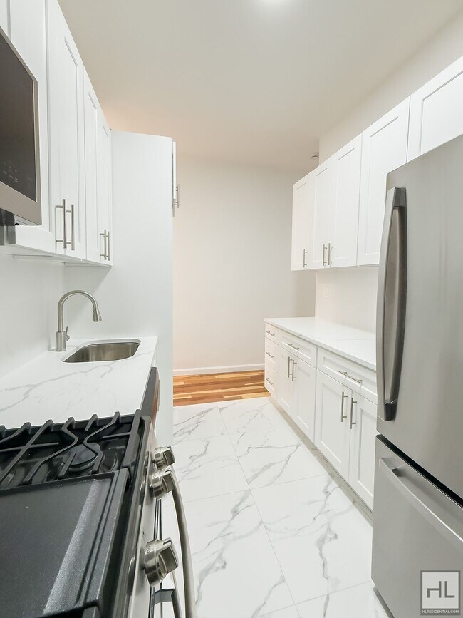 Building Photo - Massive Fort Greene 3-Bed 1-Bath / In Unit W&D / 2-Blocks to Fort Greene Park