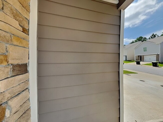 Building Photo - Lovely 3 Bedroom 2.5 Bath Home located in ...