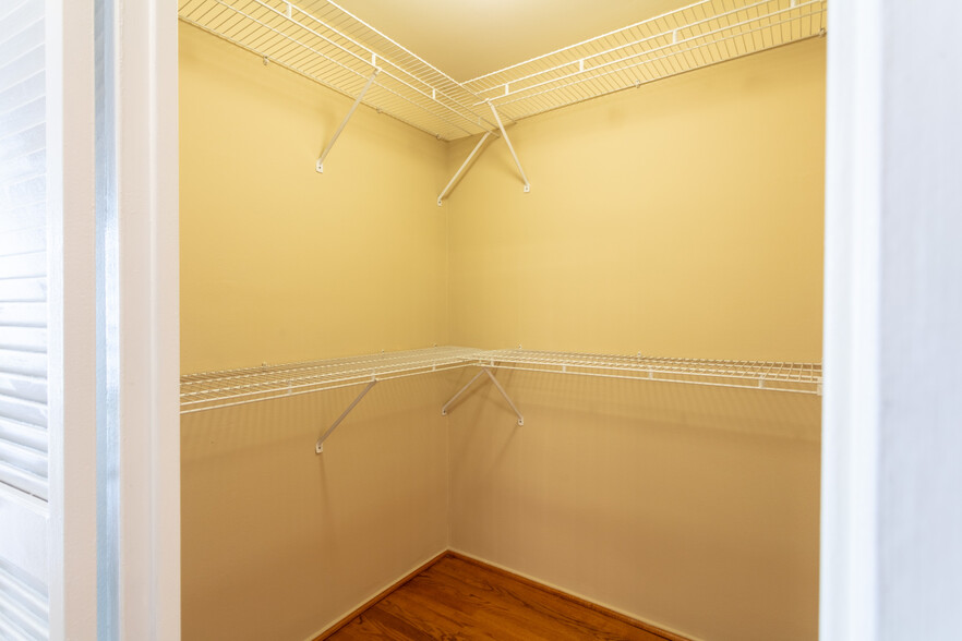 Walk-in Closet - 21 W Goethe St