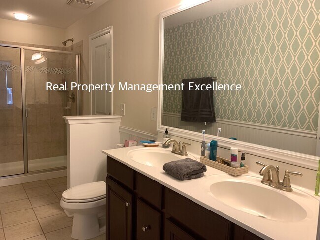 Building Photo - Gorgeous End-Unit TH In Desired Cary Locat...