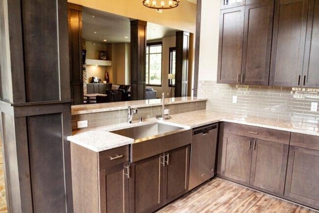 Building Photo - 2 Bedroom 1 Bath 957 sq ft new carpet Move...