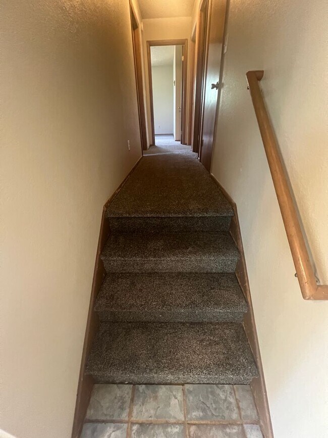 Building Photo - (LEASE PENDING) Large 3 Bed/2 Bath HOUSE i...