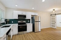 Building Photo - 904 Bryan Dr