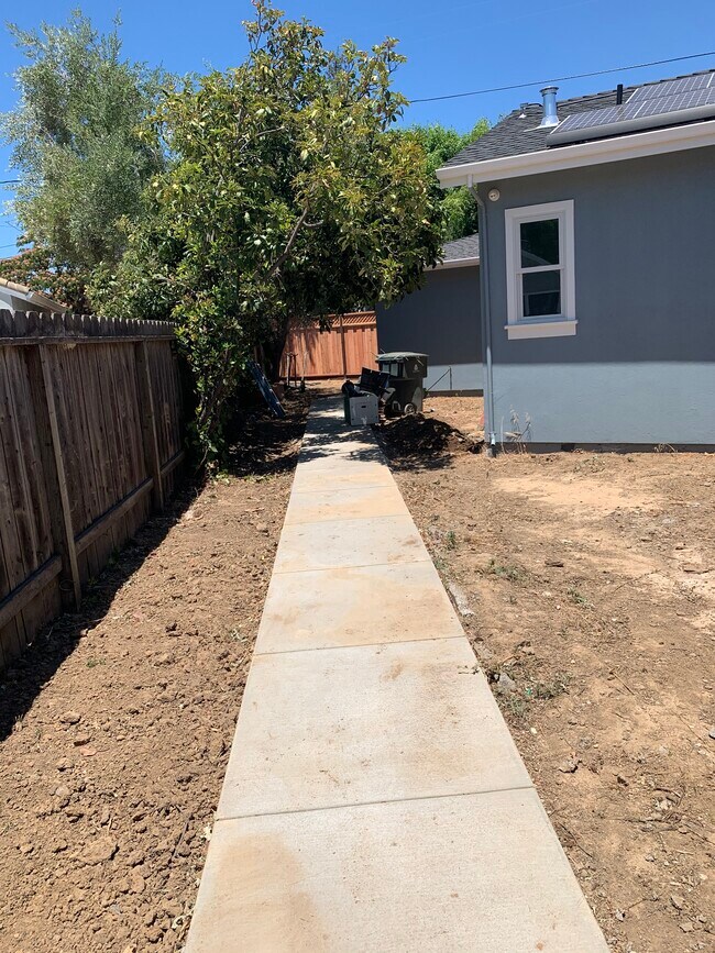 Building Photo - 15427 Stratford Dr