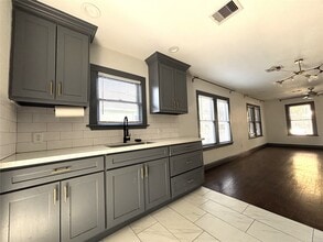 Building Photo - 806 Caplin St