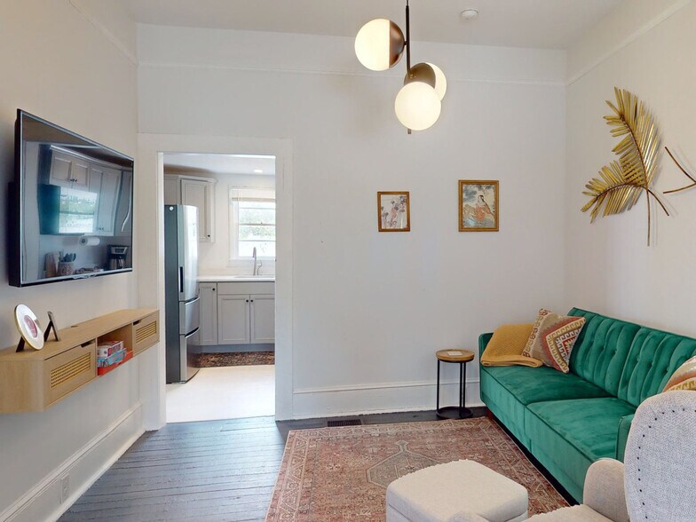 Primary Photo - 1512 Barnard St