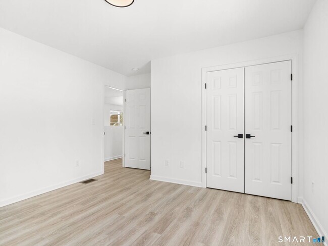 Building Photo - 1974 Kings Hwy