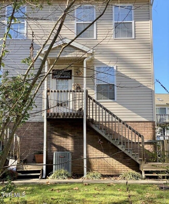 Building Photo - 2 Bdrm / 2.5 Bath, North JC - Minutes to ETSU, VA, JC Med Center