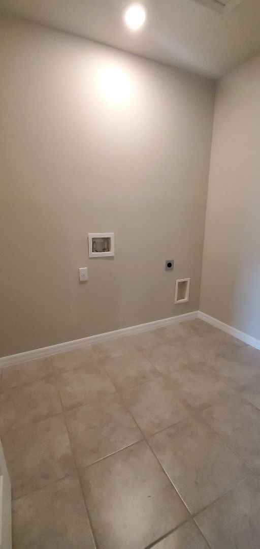 Building Photo - LIKE NEW!! 3-Bedroom, 2-Bathroom in Winter...