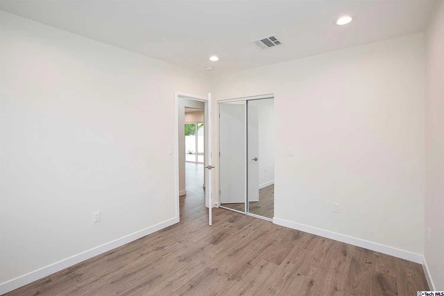 Building Photo - 10422 Woodley Ave