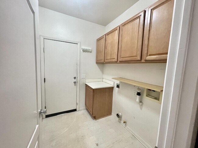 Building Photo - 1046 Strawberry Creek St
