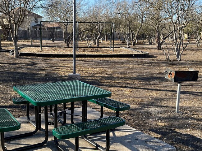 Building Photo - Outstanding 3 bedroom/2.5 bath home in established neighborhood just minutes from Lackland AFB an...