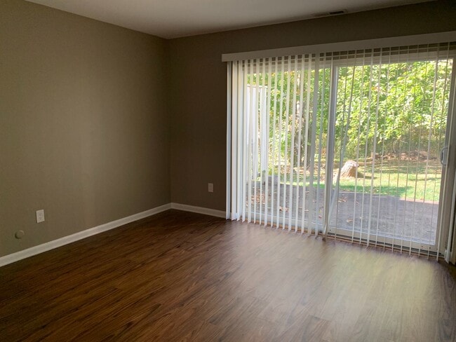 Building Photo - Moon Township - 2 Bedroom, 1.5 Bath Townho...