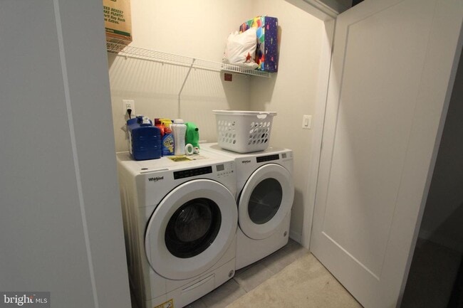 Building Photo - Stylish 1-car garage condo in the heart of...