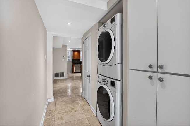 Building Photo - Spacious 1Bd/1Bth condo nestled in the heart of Old Town Alexandria! Pets Welcome!