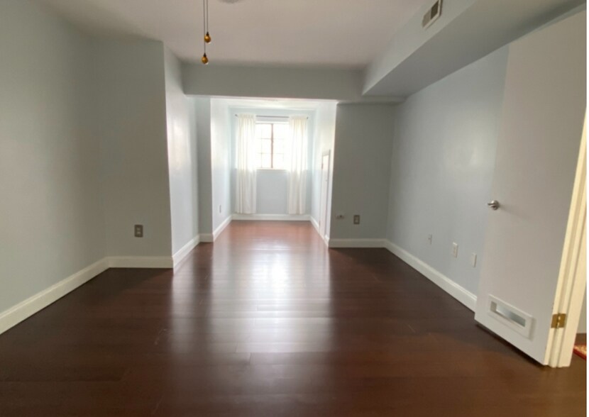 Building Photo - 2605 Hemlock Pl