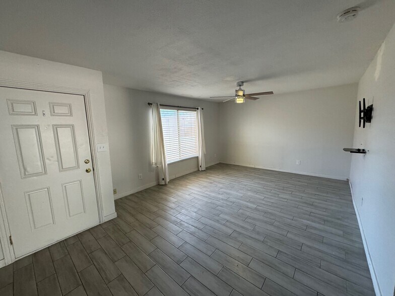 Building Photo - 3309 W Echo Ln