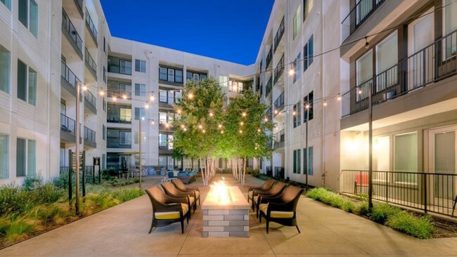 Building Photo - 110 W CityLine Dr