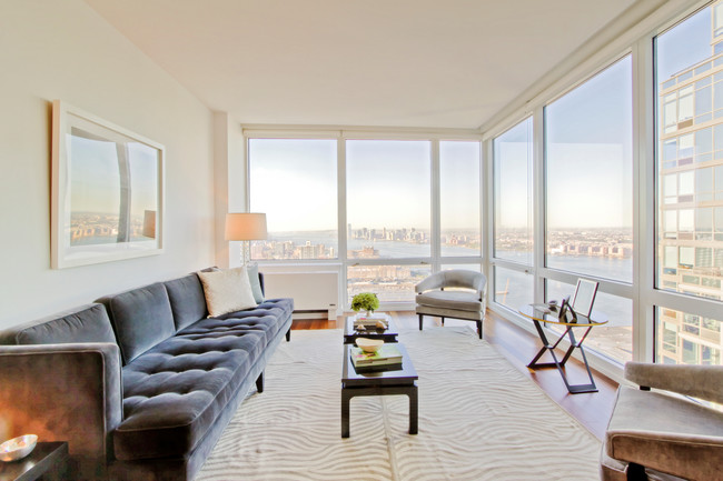 Expansive residences with floor-to-ceiling windows - Silver Towers