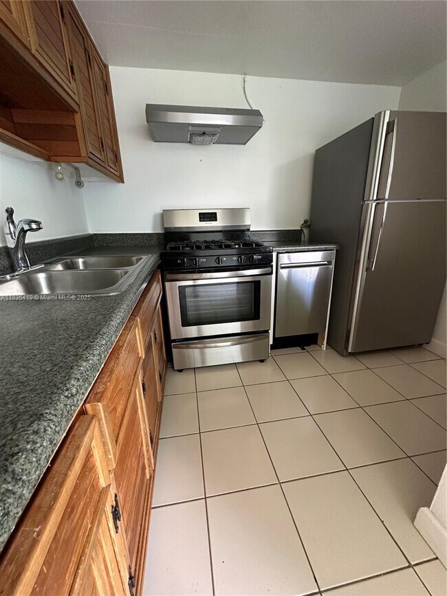 Building Photo - 2539 Bayshore Dr