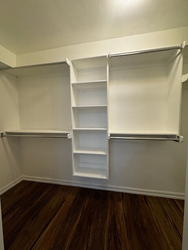 Building Photo - 5708 NW Valor Ave