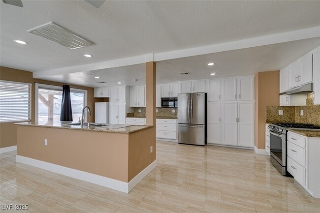 Building Photo - 3966 Green Leaf Dr