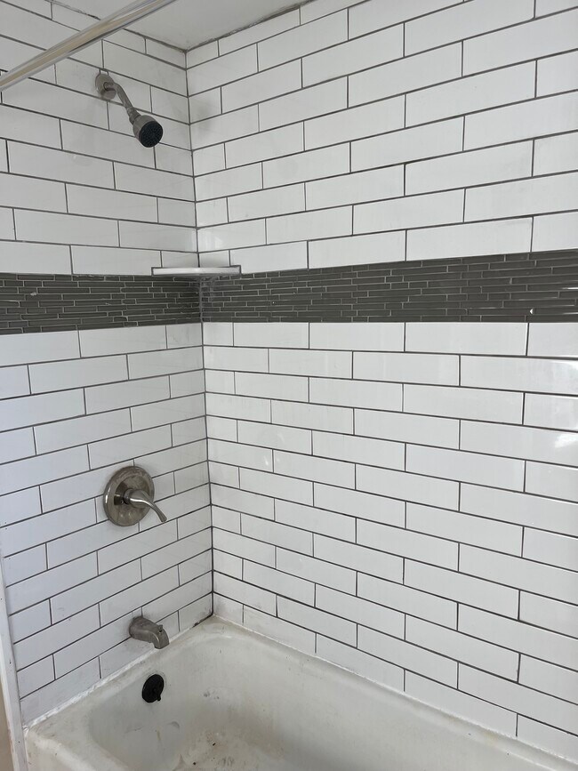 Building Photo - 404 E 47th St