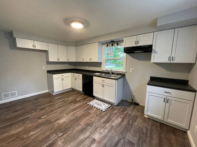 Building Photo - 3 bedroom 1 1/2 bath home with fenced in b...