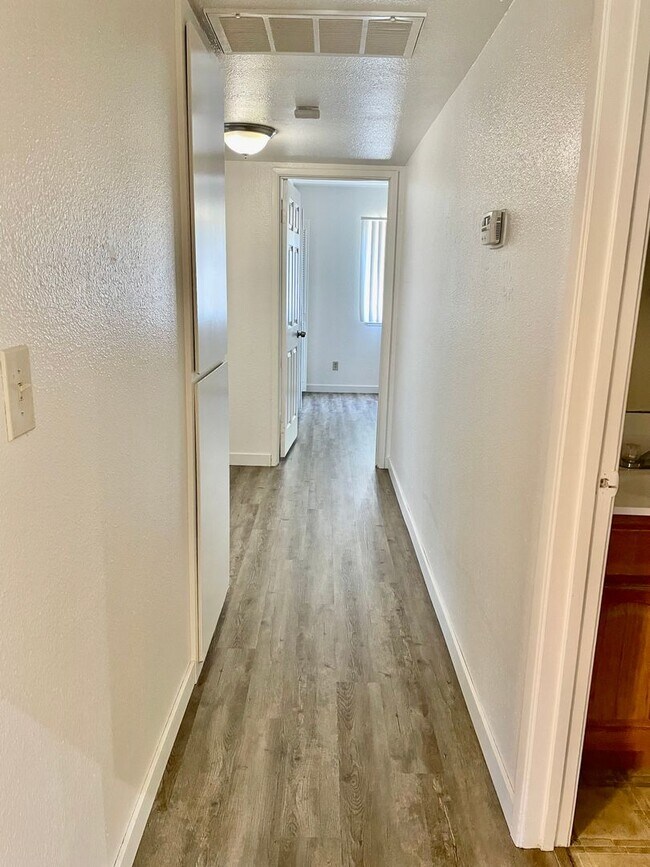 Building Photo - MONTOYA8907-8909