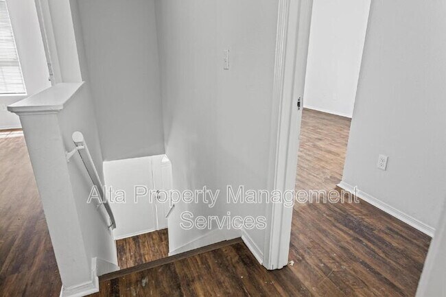 Building Photo - 517 Tuxedo Ct